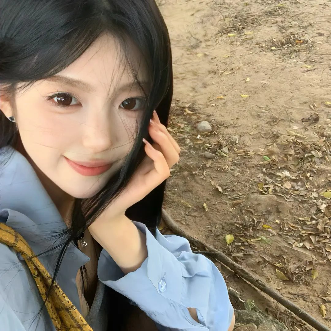 与一位女士合影 高清封面